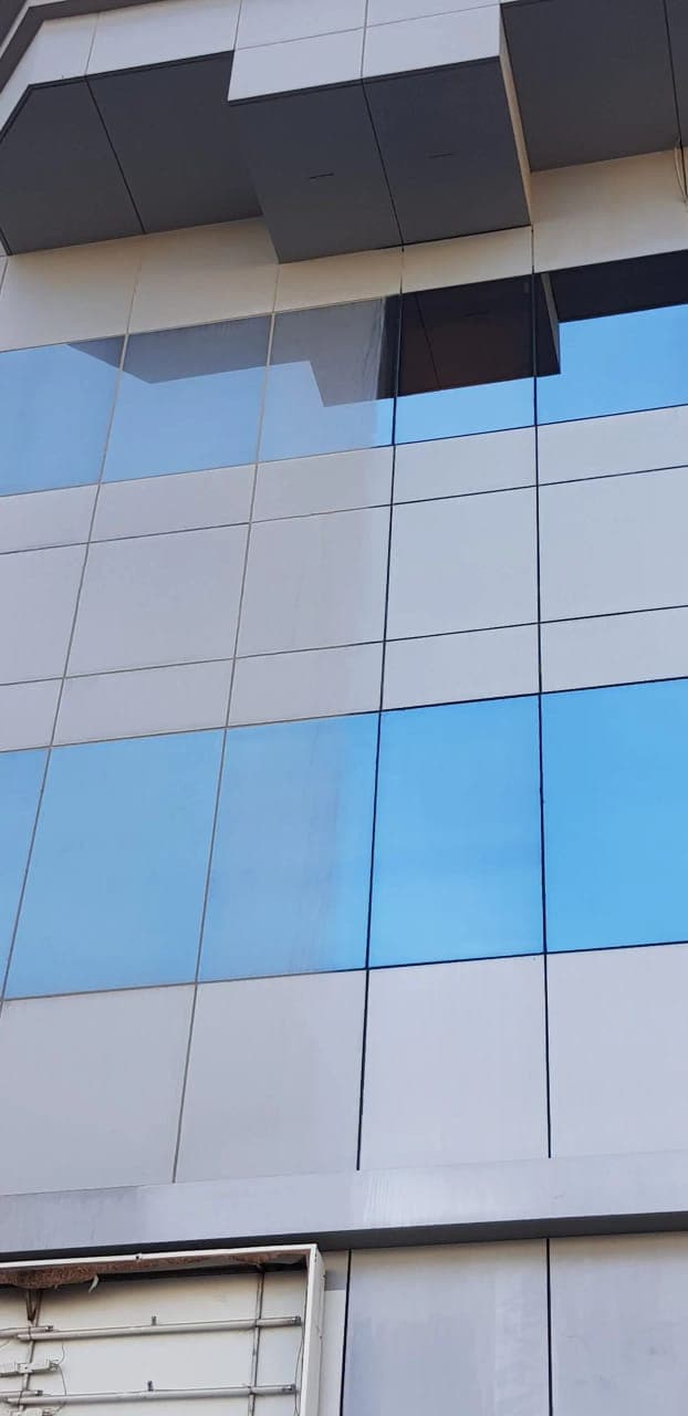 تنظيف الواجهات والزجاج بعد البناء بجدة