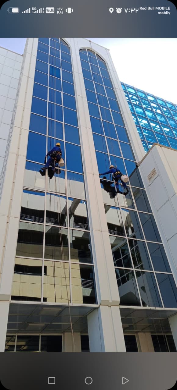 تنظيف واجهات الأبراج المرتفعة بجدة