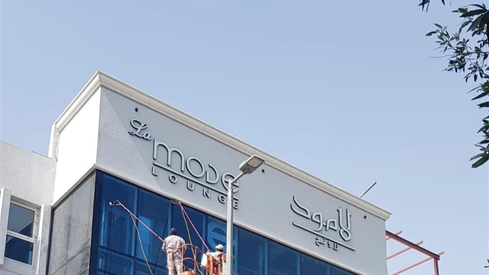 تنظيف واجهات الفنادق